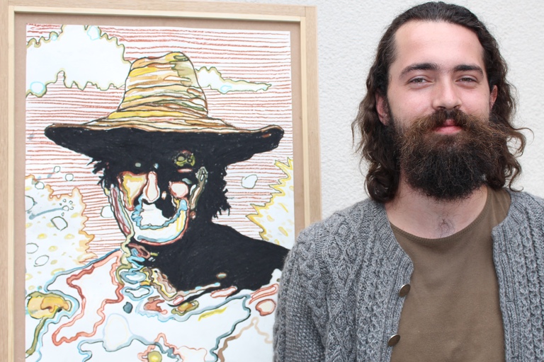 Philipp Brosche mit einem seiner Bilder, das er „Mondesser“ betitelt hat.