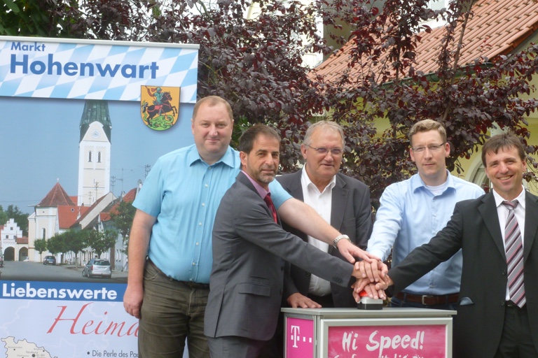 Offizieller Start in die neue Internet-Ära: Eberhard Ade vom Bauamt der Gemeinde Hohenwart (von links), Helmut Kiening (Telekom), Bürgermeister Manfred Russer, Sebastian Möller (Expert), Martin Treffer (Telekom).