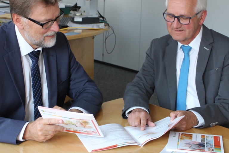 Der Seniorenbeauftragte des Landkreises, Lorenz Lochhuber (rechts), stellte Landrat Martin Wolf (CSU) die Neuauflage des Seniorenwegweisers vor.