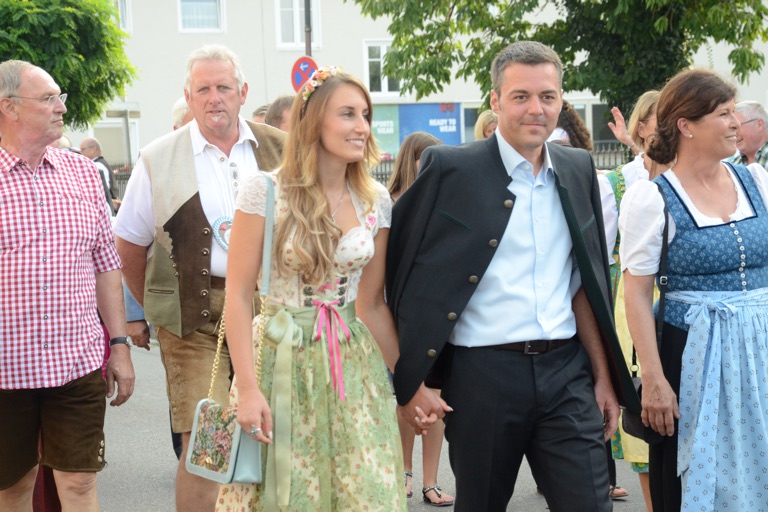 Bürgermeister Thomas Herker mit seiner neuen Lebensgefährtin Steffi Bergmüller beim heutigen Volksfest-Auftakt. Fotos: Zell