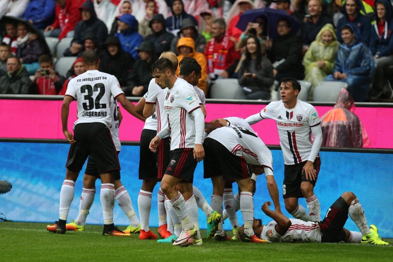 Die Schanzer feiern den Torschützen Dario Lezcano, der früh die Führung für die Ingolstädter erzielte. Quelle: Liveticker FC Ingolstadt