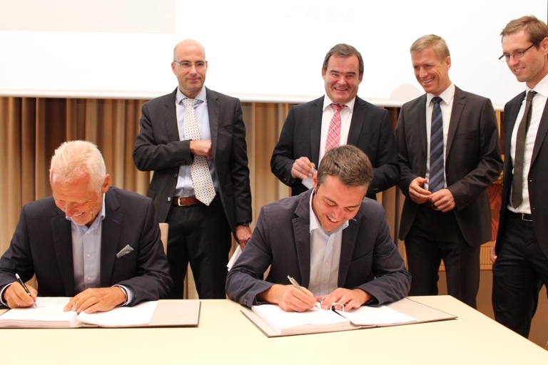 Bei der Unterzeichnung des Konzessionsvertrags: ESB-Geschäftsführer Werner Bähre (links) und Bürgermeister Thomas Herker. Hinten von links: ENB-Geschäftsführer Michael Schneider, Vize-Bürgermeister Albert Gürtner, Stadtwerke-Chef Stefan Eisenmann und Sebastian Brandmayr, der technische Leiter der Stadtwerke.