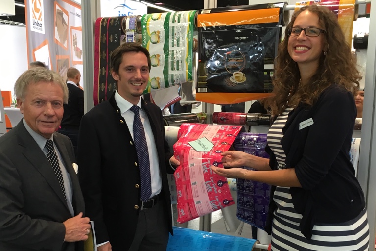 KUS-Chef Johannes Hofner (Mitte) und Wirtschaftsbeirats-Vorsitzender Bernd Huber lassen sich von Kathrin Janocha einen Einblick in die Produktpalette der in Hohenwart ansässigen „JG Service GmbH“ geben. Auch deshalb fuhren sie extra zur Messe in Nürnberg. Foto: KUS