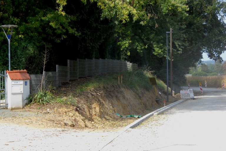 Am nördlichen Ortsrand von Eulenried soll die bestehende Böschung abgeflacht werden. Zur Sicherung soll die geplante Gabionen-Wand entsprechend erhöht werden.
