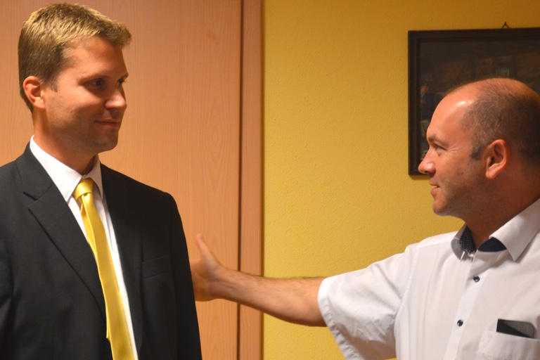 FDP-Kreischef Thomas Stockmaier (rechts) gratuliert Thomas Neudert, der – wenn es nach dem Pfaffenhofener Kreisverband geht – in den Bundestags-Wahlkampf ziehen soll. Foto: Zell