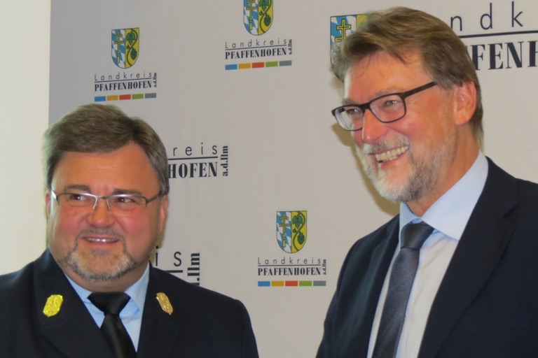 Armin Wiesbeck (links) bleibt Kreisbrandrat, Landrat Martin Wolf (CSU) gratulierte. Foto: Hofhansl