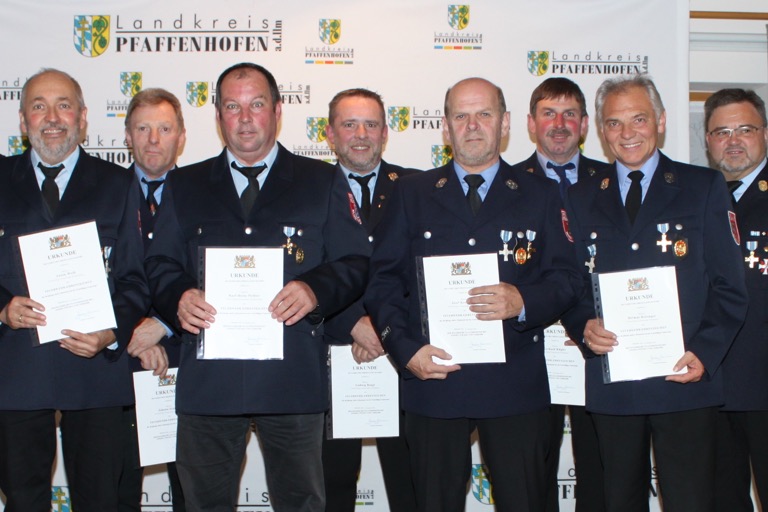 Die für 40-jährigen aktiven Dienst bei der Feuerwehr geehrten Männer, rechts Kreisbrandrat Armin Wiesbeck. Foto: Wohlsperger