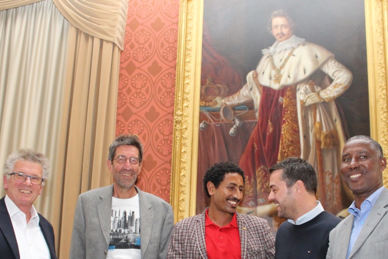 Zu Füßen des bayerischen Königs Ludwig I. im Pfaffenhofener Rathaussaal: Joachim Wiesmüller ( von links), Frank Dengler, Desta Andarge, Thomas Herker und Desalegn Wondimneh.