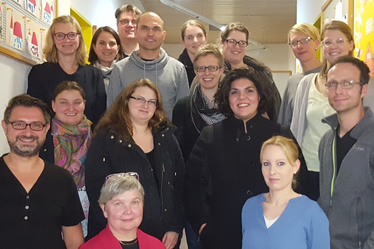 Der neu gewählte Gesamtelternbeirat der Pfaffenhofener Kindertagesstätten: 1. Reihe, von links: Stephan Lux (Kita St. Michael), Stadträtin Marianne Kummerer-Beck, Sabrina Fischer (Kita St. Andreas); 2. Reihe: Nancy Leuschner (Kita St. Elisabeth), Maria Ernst (Kita Arche Noah), Sabrina Capobianco (Kita St. Johannes), Christian Falk (Kita Burzlbaam); 3. Reihe: Vorsitzende Marion Buchner (Kiga Maria Rast), Josef Pichlmaier (Kiga St. Michael), Evy Corbanie (Kita Arche Noah), Sabine Pitzl (Kita Ecolino); letzte Reihe: Christina Mikolasch (Kita St. Johannes), Sven Hoge (Kita St. Elisabeth, Jasmin Chrustowicz (Montessori-Kindergarten), Kathrin Pérez (Kiga St. Michael) und Andrea Mischke (Stadt Pfaffenhofen). Foto: Maier