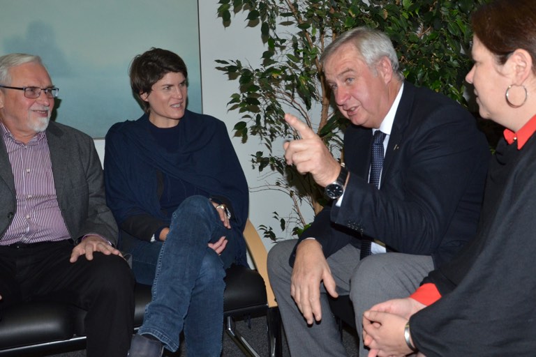 Landtagsabgeordnete Claudia Stamm (2. v. l.) und Reichertshausens Bürgermeister Reinhard Heinrich, flankiert von der Grünen-Kreischefin Kerstin Schnapp und deren Vater Helmut Schnapp, der Ortsvorsitzende der Grünen. Foto: Zell