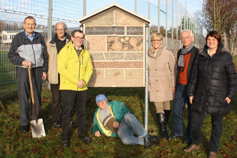 Bernhard Matschke (von links), Hubert Grunwald, Herbert Wildmoser, Willi Schwarzmeier (alle ehrenamtlich im Seniorenbüro tätig), Heidi Andre (Leitung Seniorenbüro), Walter Karl (Gartenschau-Geschäftsführer), Lisa Geisler (Gartenschau-Mitarbeiterin).