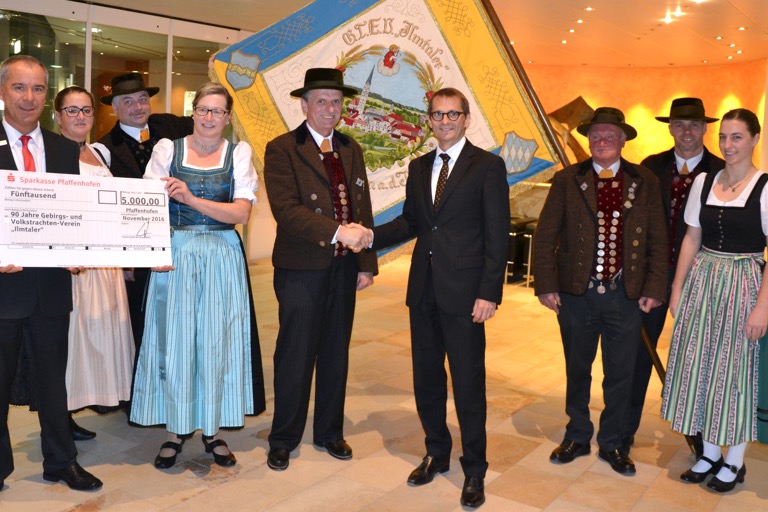Spendenübergabe für das Trachtler-Jubiläum: Sparkassen-Marktbereichsleiter Bernhard Mayer (von links), Brauchtumswart Elisabeth Gollnhofer, Vize-Vorsitzender Hans Huber, Schriftführerin Anna Felbermeir, Vorsitzender Hans Felbermeir, Sparkassen-Chef Norbert Lienhardt, stellvertretender Fähnrich Peter Huber, Fähnrich Manfred Reisner und Vize-Schriftführerin Christina Huber. Foto: Rauscher
