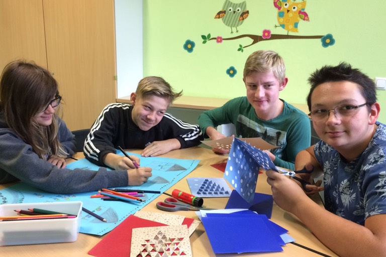 Für den guten Zweck: Schüler der Anna-Kittenbacher-Schule zeigen wieder 24 Bilder mit 24 Gedichten und Geschichten zur Vorweihnachtszeit an 24 Tagen im Dezember bei „Korb & Papier“ in der Auenstraße 22. Foto: Anna Schrag