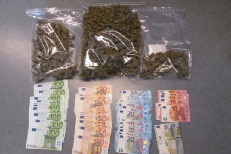 Sichergestellt: Drogen und Geld. Foto: Polizeipräsidium Oberbayern-Nord