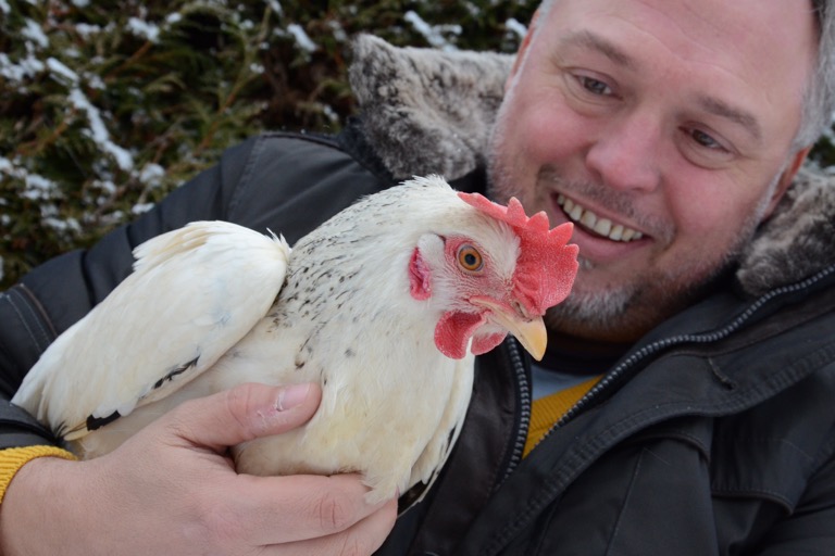 SPD-Kreischef Markus Käser ist selbst stolzer Hühner-Besitzer. „Ich halte sie ausschließlich wegen der Eier“, sagt er. „Sie werden nicht geschlachtet und leben im Garten – derzeit leider im abgedeckten Gehege, wegen der Schutzmaßnahmen zur Vogelgrippe.“ Unser Bild zeigt Käser mit einem Sussex-Huhn. Foto: Zell