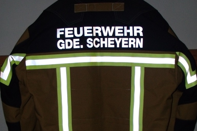 Neue Schutzkleidung der Feuerwehr Scheyern, Rückansicht bei Nacht. Fotos: Feuerwehr Scheyern
