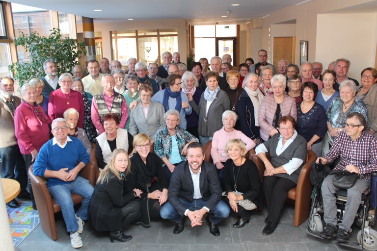 Die ehrenamtlichen Mitarbeiter des Seniorenbüros trafen sich auf Einladung der Stadt zum Dankeschön-Frühstück im Bürgerzentrum Hofberg. Dabei stellten sie sich zusammen mit Bürgermeister Thomas Herker (SPD), Seniorenreferentin Verena Kiss-Lohwasser (SPD) sowie den Seniorenbüro-Leiterinnen Yvonne Fraebel und Heidi Andre zum Erinnerungsfoto auf.