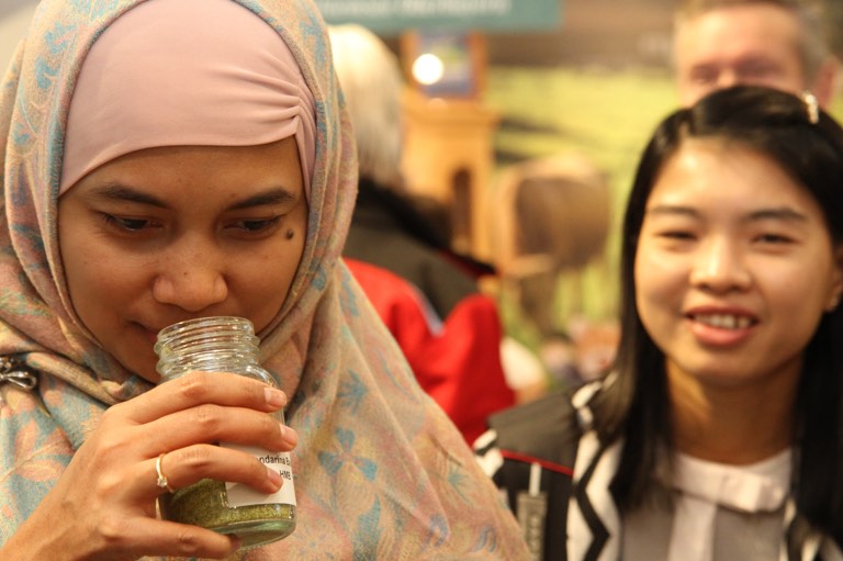 Auch internationale Messebesucher scheinen am Stand des Landkreises Pfaffenhofen auf der Internationalen Grünen Woche in Berlin auf den (Hopfen)Geschmack gekommen zu sein. Foto: KUS