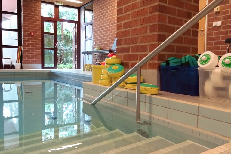 Um dieses Warmwasser-Becken geht es. Foto: Ilmtalklinik