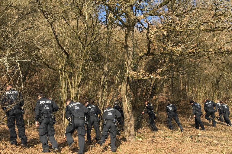 Polizisten gestern bei der Absuche des Waldstücks. Foto: Polizei