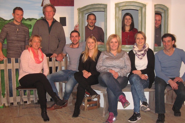 Das Theater-Ensemble: Sieglinde Grabichler (vorne, von links), Korbinian Stampfl, Simone Heckmaier, Tanja Ehrmaier, Veronika Heckmaier, Lorenz Mühlthaler sowie Korbinian Lorenz (hinten, von links), Kurt Riedl, Stefan Sperrer, Katharina Kaindl und Markus Fischaleck.