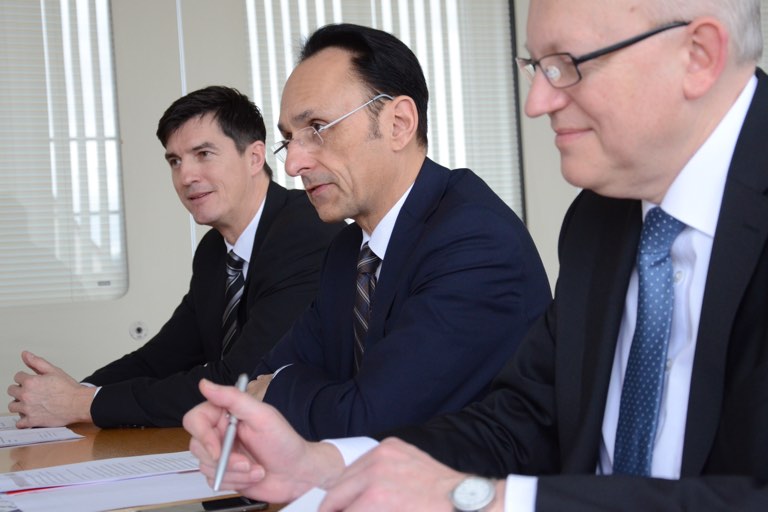 Vorstandschef Richard L. Riedmaier (Mitte) und Vorstandsmitglied Franz Mirbeth (rechts) sind zufrieden mit der Geschäftsentwicklung der Volksbank-Raiffeisenbank Bayern-Mitte. Das gilt auch für den Bereich Pfaffenhofen, den Regionalleiter Norbert Franz (links) zu verantworten hat. Foto: Zell