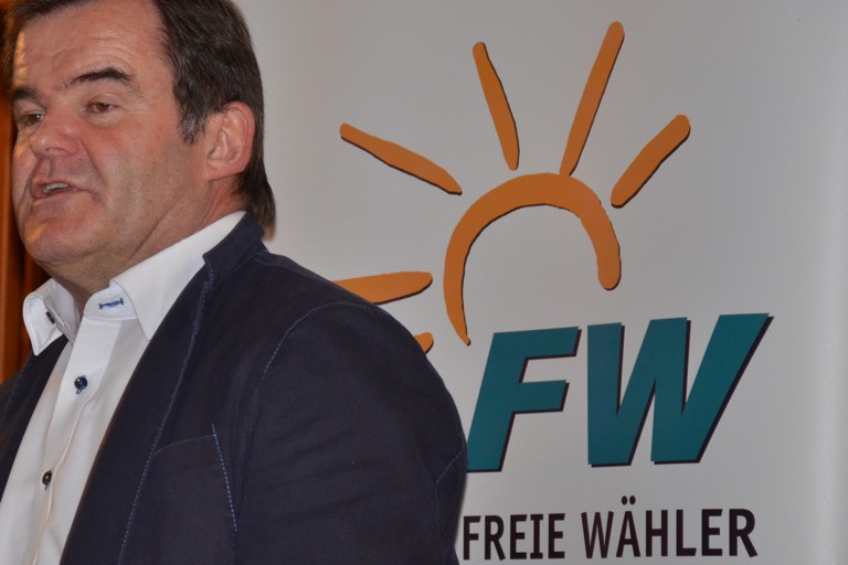 Der Kreisvorstand der Freien Wähler um Chef Albert Gürtner hatte empfohlen, keinen eigenen Landrats-Kandidaten zu stellen – fast alle Delegierten folgten. Fotos: Zell