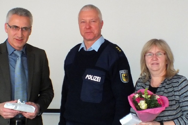 Der Leiter der Bundespolizeiinspektion München, Jürgen Vanselow (Mitte), ehrte Bono Grgic und Margot Salvermoser für ihr couragiertes Einschreiten. Foto: Bundespolizei