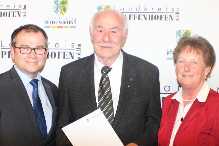 VHS-Geschäftsführer Karl Huber (links), der Geehrte Reinhard Zink und Wolnzachs Dritte Bürgermeisterin Kathi Gmelch. Foto: Wohlsperger