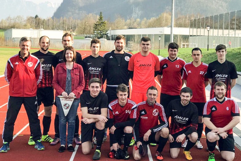 Der HSV Rottenegg bereitete sich in Brannenburg auf die Restrückrunde vor. Mit dabei waren (hinten, von links) Trainer Christian Müller, Christian Buberl, Martin Macha, Betreuerin Manuela Maier, Dominik Moreis, Johannes Sangl, Martin Tausendfreund, Daniel Weiher, Artur Nieswiec und Florian Heidersberger sowie (vorne, von links Sebastian Stadler, Maxi Gerner, Lajon Urbaniak, Benedikt Lorenz und Thomas Schmid. Foto: HSV Rottenegg