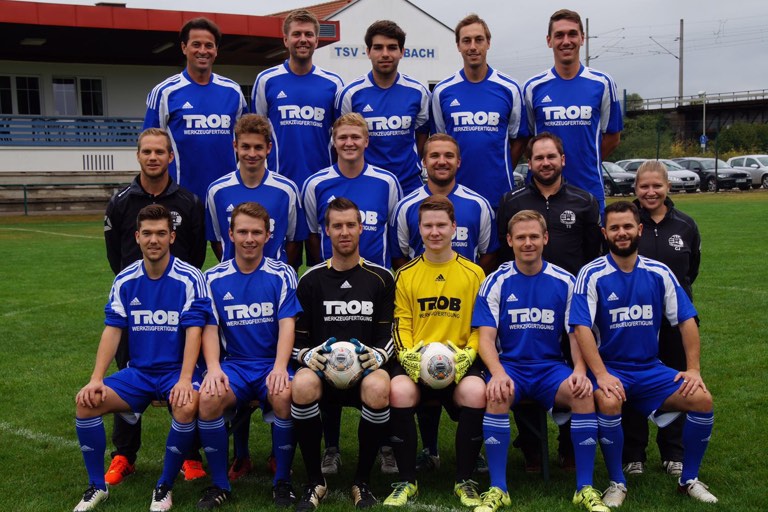 Der TSV Rohrbach II hat mit Personalsorgen zu kämpfen. Auf dem Mannschaftsfoto sieht der Kader noch ganz umfangreich aus. Hinten, von links: Fitim Aliu, Markus Müller, Elan Pinar, Johannes Riehs, Alexander Dietrich (wechselte nach Langenbruck); mittlere Reihe, von links: Spielertrainer Michael Schrätzenstaller, Fabian Lampert, Simon Haid, Benedikt Schneck, Tobias Schwarz, Physiotherapeutin Corinna Wiesent; vorne, von links: Vincent van Baal, Lukas Stanglmayr, Stephan Schober, Jürgen Maier, Martin Mößnang und Georgios Barbagiannis. Foto: TSV Rohrbach