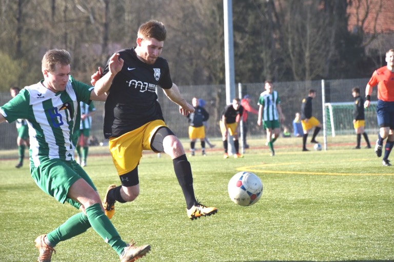 Ab nach vorne: Der ST Scheyern – hier Johannes Reichhold (rechts) – hat gute Argumente im Kampf um Platz zwei in der Fußball-A-Klasse 4. Foto: ST Scheyern