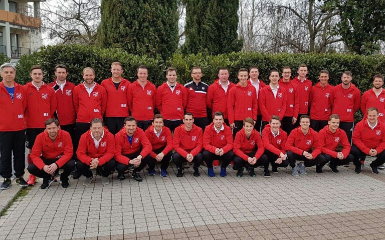 Die SpVgg Langenbruck holte sich im Trainingslager am Gardasee den Feinschliff für die restlichen Aufgaben. Hinten, von links: Rudi Mayr, Stefan Brauner, Roland Schabenberger, Andreas Merkl, Matthias Erb, Thomas Heinzinger, Christian Petersen, Gerold Fekete, Martin Dauer, Franz-Josef Kögerl, Maximilian Kollmann, Andreas Thiel, Alexander Weber, Thomas Dauer, Alexander Dietrich, Markus Bals, Dominik Kreutmair. Vorne, von links: Manuel Witting, Wolfgang Sander, Carsten Wolff, Michael Schretzlmeier, Markus Volnhals, Michael Schmidmeir, Gabriel Niedermeir, Martin Reichart, Patrick Spieler, Florian Wolfram und Tobias Schnepf. Foto: SpVgg Langenbruck