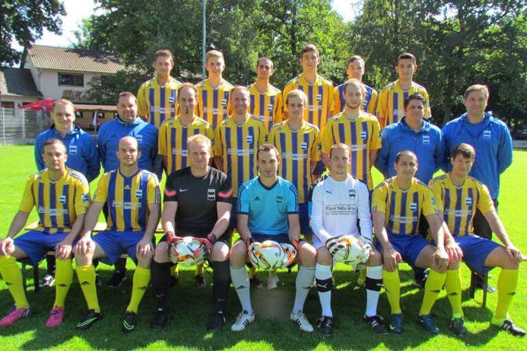 Der MTV Pfaffenhofen II will möglichst schnell den Auswärtsfluch beenden. Hinten, von links: Pierre Reisner, Simon Schneider, Flavio Monti, Tim Martinec, Mavin Hermsdorf, Amir Ahmadi. Mittlere Reihe, von links: die Betreuer Daniel Münch und Stephan Moule, Patrick Kittinger, Marco Weltscheck, Dominik Scherg, Florian Graßl, Trainer Peter Walter, Abteilungsleiter Hans Starzer. Vorne, von links: Cem Arici, Christoph Kirzinger, Mathias Schuster, Christian Kapser, Max Steiner, Roman Le und Sebastian Schneider. Foto: MTV Pfaffenhofen