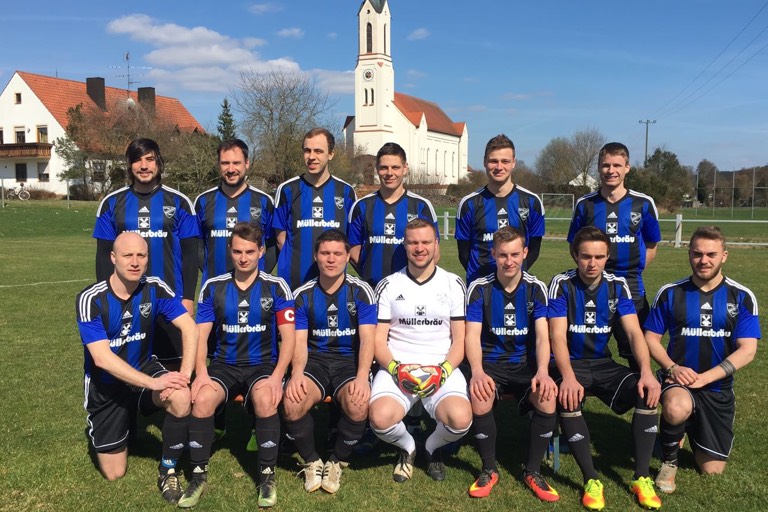 Bereit für die Mission Klassenerhalt: Tobias Langenegger (hinten, von links), Johannes Langenegger, Martin Putz, Stefan Appel, Valentin Bergmeier und Michael Diemer sowie Georg Hinterseher (vorne, von links), Christoph Wittmann, Tobias Meßner, Markus Zauner, Thomas Pfab, Michael Lehmair und Matthias Henn. Foto: SpVgg Steinkirchen