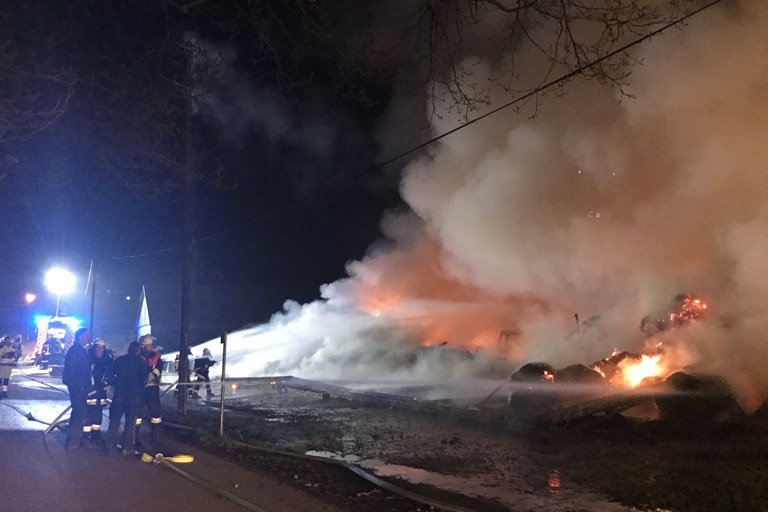 300 000 Euro bei Scheunenbrand im Kreis Regensburg. Fotos: Ratisbona Media, BRK-Bereitschaft Regenstauf via Facebook
