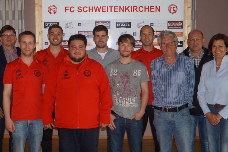 Eine starke Einheit: Bürgermeister Albert Vogler (links) und Vize-Bürgermeisterin Gabi Kaindl (rechts) mit der neuen Fußball-Abteilungsleitung des FC Schweitenkirchen (von links): Christian Klostermann (Kassier), Alexander Kaindl (Zweiter Abteilungsleiter), Baris Basaran (Abteilungsleiter), Fabian Wildmoser (Kassenprüfer), Enrico Frenzel (Schriftführer), Andreas Kollmannsperger (Kassenprüfer), Michael Landes (Jugendleiter), Johann Bauer (Vize-Jugendleiter). Foto: Martin Schaubeck.