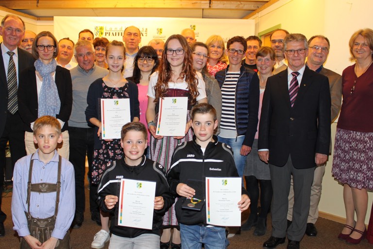 Vize-Landrat Anton Westner (links) und Florian Weiß, Vorsitzender der Sportkommission des Landkreises (3. v. r.) gratulierten den Sportlerinnen und Sportlern aus dem Kreis Pfaffenhofen, die im vergangenen Jahr national wie international ganz oben auf dem Siegertreppchen standen. Foto: Wohlsperger
