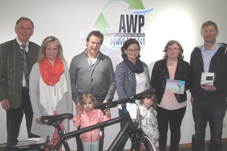 Vize-Landrat Anton Westner (von links), AWP-Werkleiterin Elke Müller, Erwin Graßl mit seiner Frau und den beiden Enkelinnen, Karin Hammerl und Heinrich Binzer. Foto: Reichhold