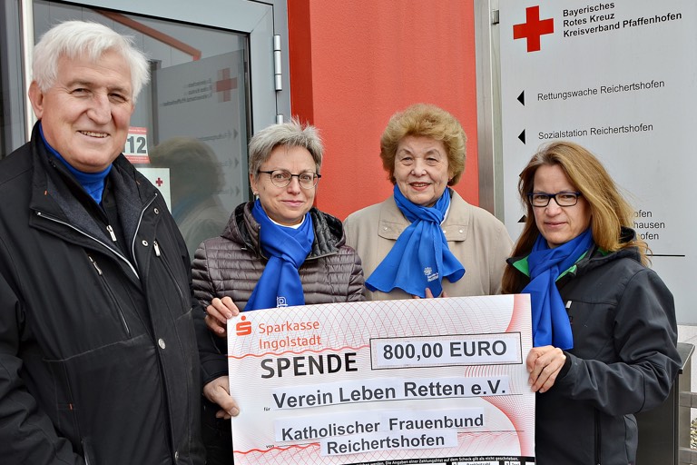 Symbolisch einen Spendenscheck an Rudi Engelhard, Vorsitzender des Vereins „Leben retten“, ausgehändigt haben (v.r.) Ruth Repper, Doris Stiegler und Rita Wallner vom Vorstand des Katholischen Frauenbundes Reichertshofen. Foto: Verein Leben retten