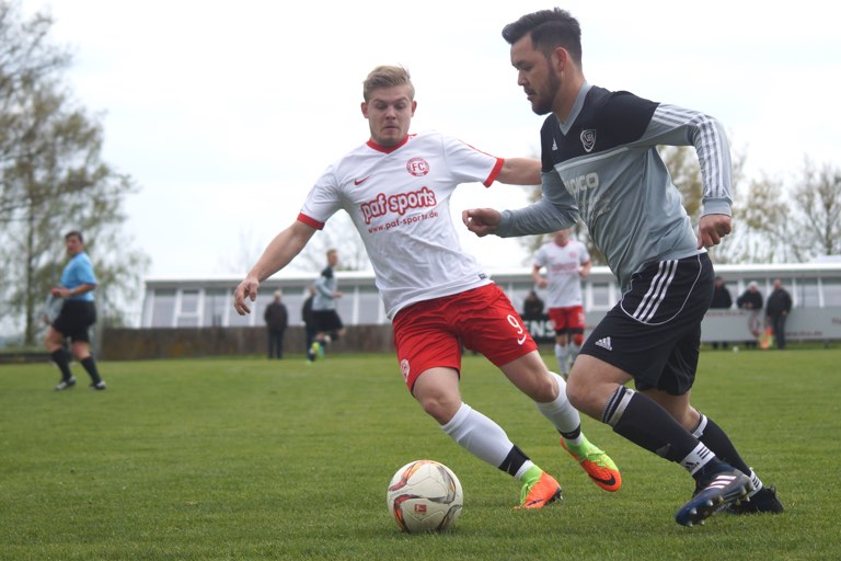 Sebastian Bauer (links) und sein FC Schweitenkirchen kamen heute zuhause gegen Maximilian Niedermair und den VfB Hallbergmoos III nur zu einem 1:1. Foto: Alexander Kaindl