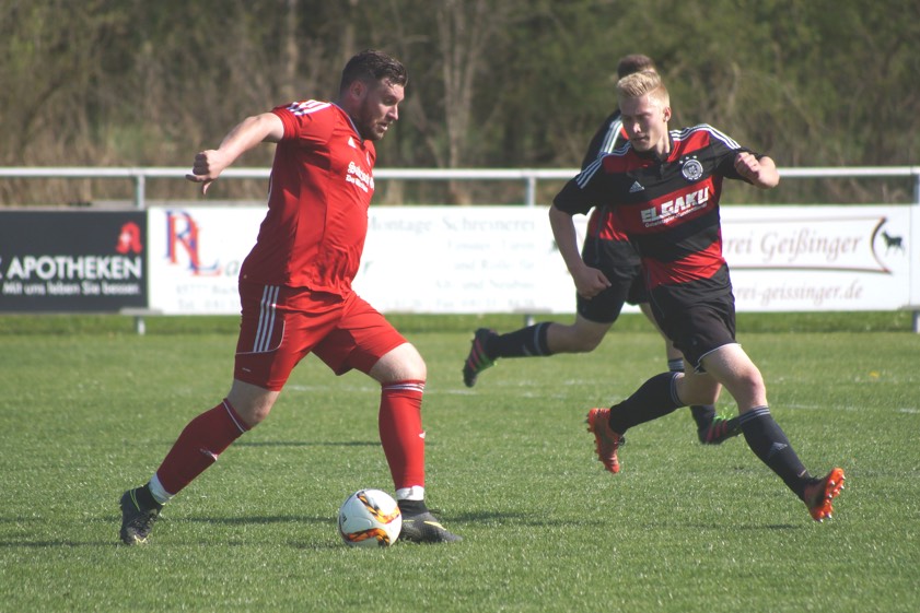 Tobias Lachermeier (rechts) und der TSV Paunzhausen hatten den FCA Unterbruck vor vier Wochen am Rande einer Niederlage. Letztlich setzten sich die Ampertaler auch dank der Klasse von Spielertrainer Marco Hahm aber 3:2 durch. Seine Kreise muss der FC Schweitenkirchen im Verfolgerduell am Sonntag einengen, Lachermeier und der TSV erwarten zuhause den SC Massenhausen. Foto: Alexander Kaindl
