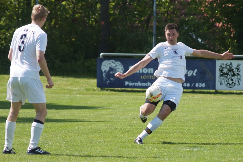 Der VfB Pörnbach, hier mit seinem besten Torschützen Martin Heinrich, tritt heute zum Nachholspiel bei der SpVgg Steinkirchen an. Foto: Alexander Kaindl