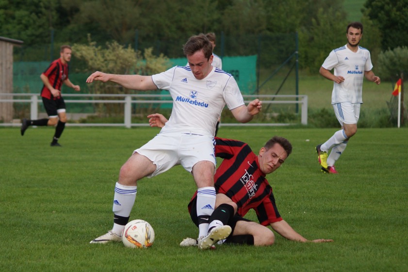 Voller Einsatz: Steinkirchen (in Weiß, hier Martin Lechner) und Pörnbach (hier Benjamin Lukas) lieferten sich harte Zweikämpfe. Foto: Alexander Kaindl