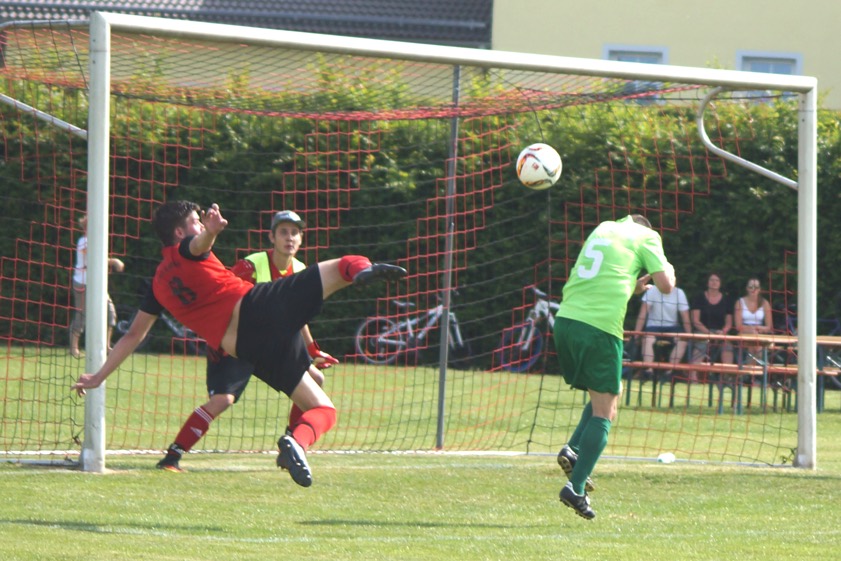 Gute Haltungsnoten: Harrer (links) war einer der Garanten für die Uttenhofener Meisterschaft in dieser Saison. Fotos: Alexander Kaindl