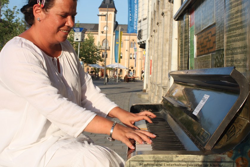 Ob Konzert oder Geklimper: Das Freiluftklavier steht in den Sommermonaten wieder an wechselnden Locations in Pfaffenhofen und lädt zum spontanen Musizieren ein. Hier probiert sich gerade Kerstin Schnapp, Kreisvorsitzende der Grünen und nach eigener Aussage ziemlich unmusikalisch, an einer – sagen wir mal – „freien Improvisation“. Foto: Christian Köpf