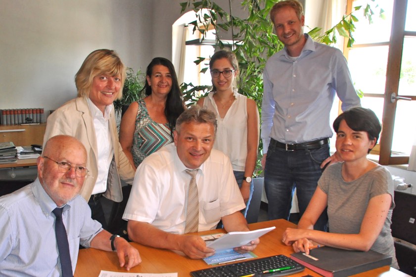 Freuen sich über das neue Ausbildungskonzept des Landratsamts: Alois Rauscher (von links, Stellvertretender Landrat), Sabine Schneider (Stellvertretende Landrätin), Sonja Auer‐Strobl (Personalratsvorsitzende), Landrat Roland Weigert, Anja Karpf (Jugend‐ und Auszubildendenvertretung), Florian Mauerberger (Personal‐ und Organisationsmanagement) und Birgit Foerstl‐ Wolf (Ausbildungsleitung). Foto: Landratsamt Neuburg‐Schrobenhausen