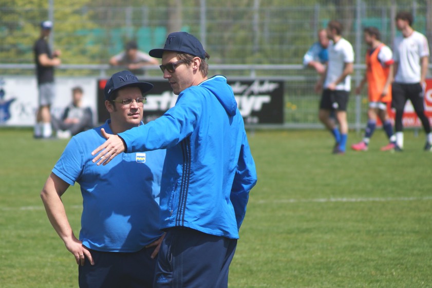 Die Wege trennen sich: Peter Walter (links) bleibt dem MTV Pfaffenhofen auch in der B-Klasse als Trainer der zweiten Mannschaft treu. Der bisherige Spielertrainer der Ersten, Dominic Wagner, wechselt zum FSV Pfaffenhofen. Foto: Alexander Kaindl