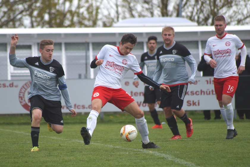 Einen schweren Stand hatten Maximilian Reif und der FC Schweitenkirchen vor allem gegen den VfB Hallbergmoos III (in Grau). Gegen den Absteiger sprang zweimal nur ein 1:1 heraus. Foto: Alexander Kaindl
