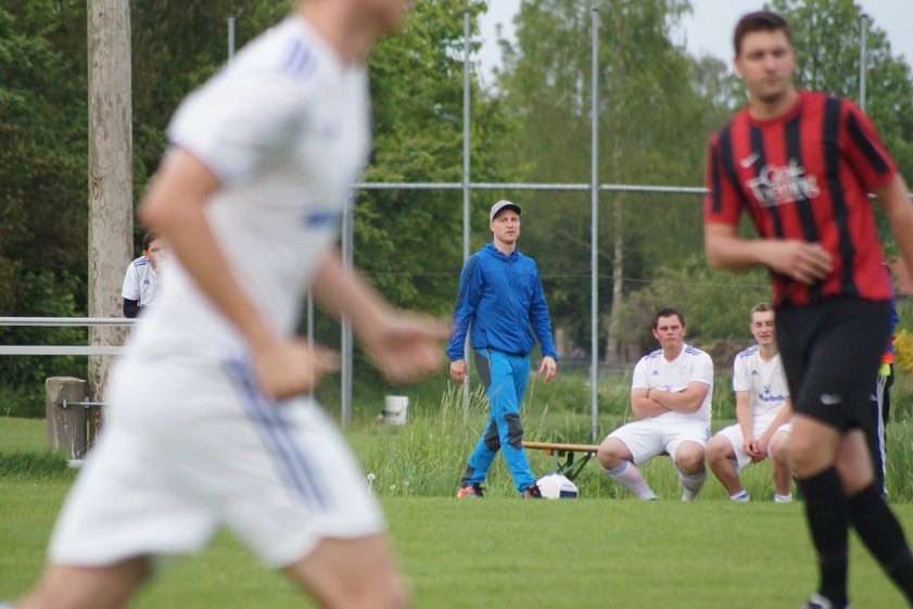 Durchblick? Manchmal versteht Steinkirchens Coach Georg Hinterseher seine eigenen Spieler nicht. Trotzdem kämpfte sich die SpVgg auf Platz neun in der A-Klasse 4. In der kommenden Saison tritt Steinkirchen in der A-Klasse 5 an. Foto: Alexander Kaindl